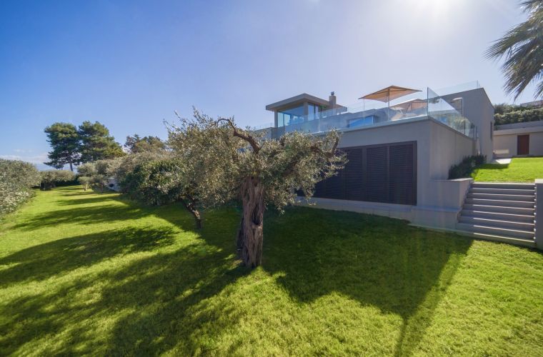 The exterior is a dream, with a small lake, a stunning pool, several corners to stroll around, beautiful plants, and a fantastic BBQ area.