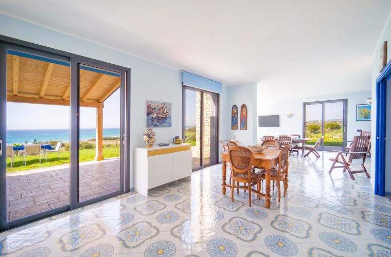 Living facing the lawn and the sea