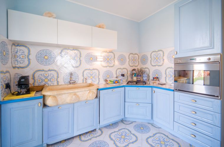 The fully equipped kitchen
