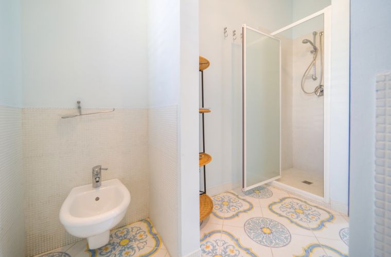 Bedrooms (4) and Bathrooms (3): 2 double bedrooms, 2 twins, 3 bathrooms (all with showers)