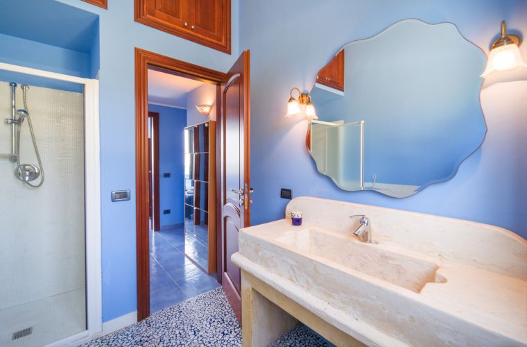 Bedrooms (4) and Bathrooms (3): 2 double bedrooms, 2 twins, 3 bathrooms (all with showers)