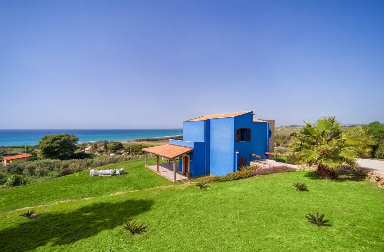 Just 300 meters from the Blue Flag beach of Sicily's African Sea, Mamma Giuliana is a brand-new property nestled on a beautiful emerald-green lawn.
