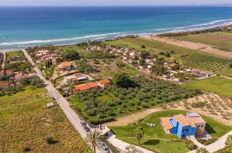 The exterior is a paradise, with a wide view of the Sicilian sky and sea and several corners where you can sunbathe, read a book, or enjoy a drink.