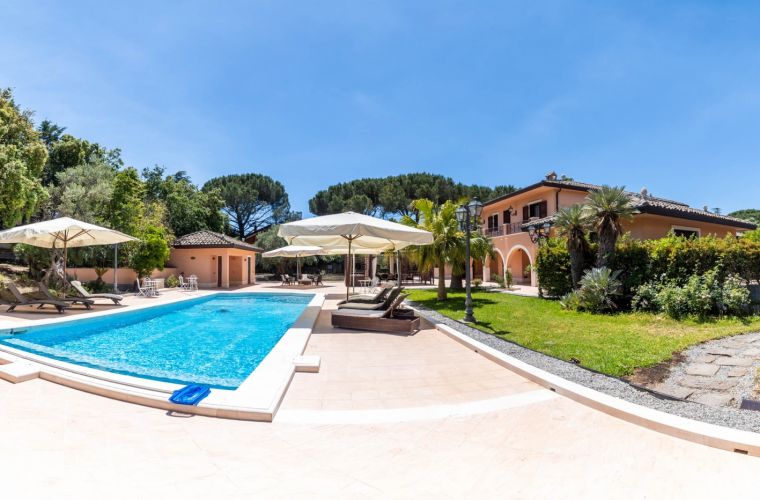 Welcome to Mamma Maranzina, an exceptional villa in the province of Catania.