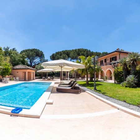Welcome to Mamma Maranzina, an exceptional villa in the province of Catania.