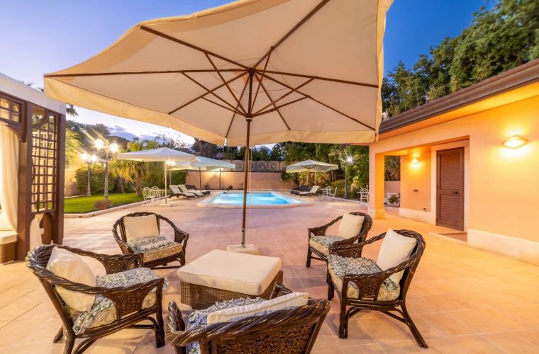 Lounge and pool