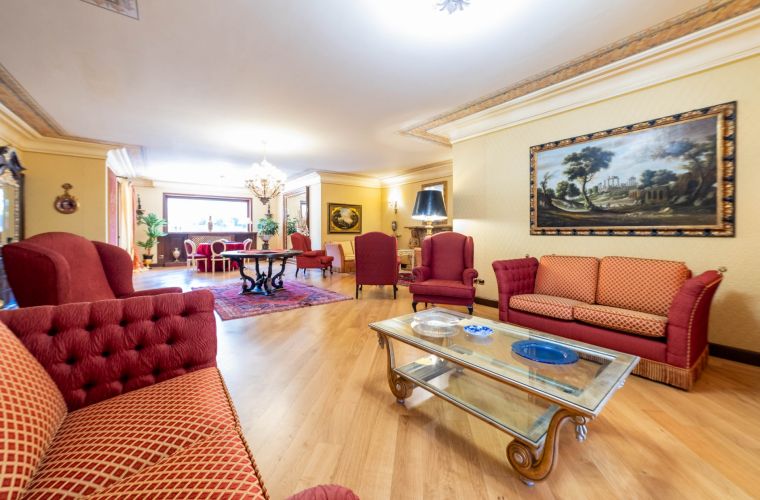 On the first floor there is a refined living room of over 100 square meters, a library, a spacious kitchen, a dining room with two televisions, a guest bathroom, a beautiful double bedroom, and a bathroom with shower.