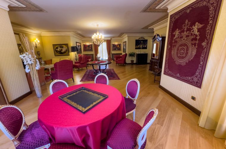 Ground floor: 100 sqm saloon
