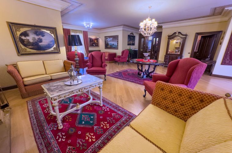 Ground floor: 100 sqm saloon