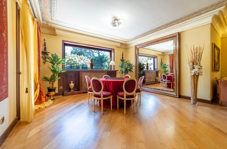 Ground floor: 100 sqm saloon