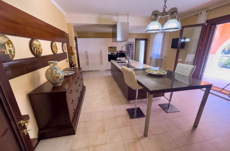 Ground floor: the well equipped kitchen