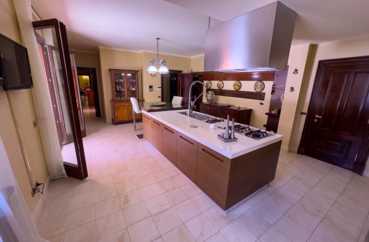 Ground floor: the well equipped kitchen