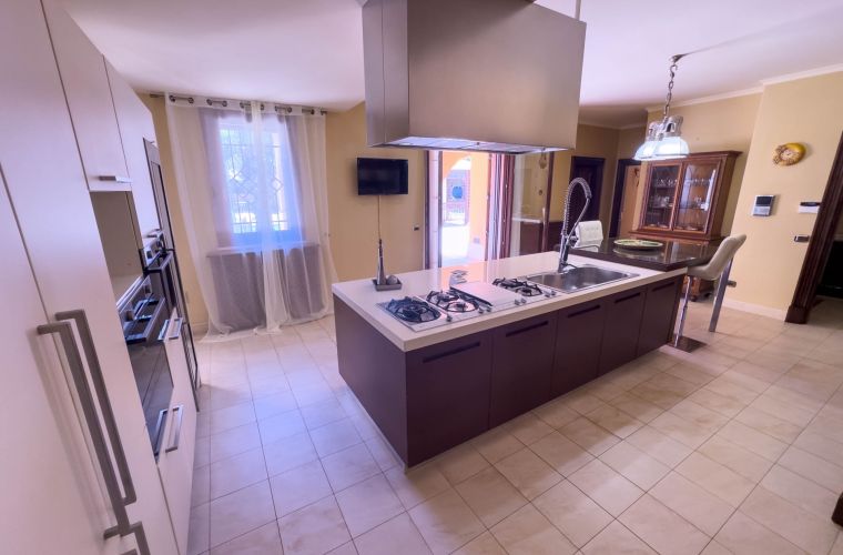 Ground floor: the well equipped kitchen