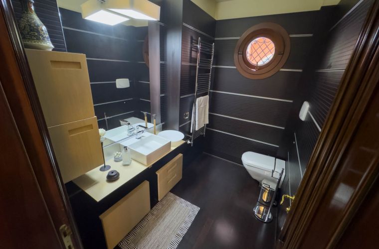 Ground floor: bathroom