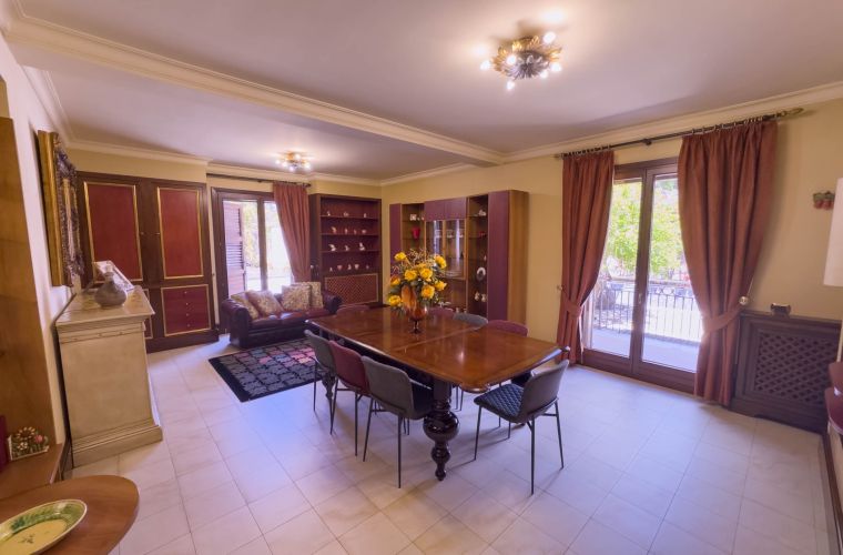 Ground floor: dining room with two TV