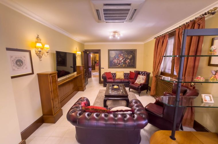 Ground floor: dining room with two TV