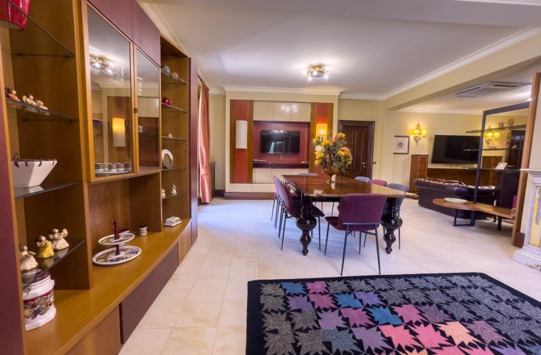 Ground floor: dining room with two TV
