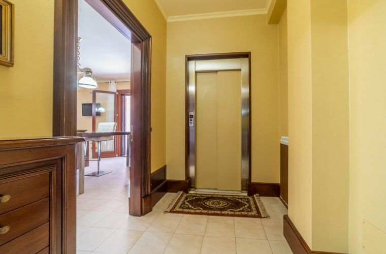 Mamma Maranzina extends over two floors, connected by a scenic staircase and an elevator.