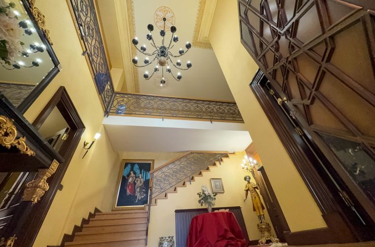 The scenic staircase that connect the two floors of the house