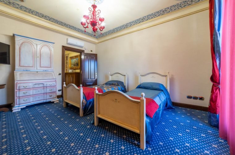 First floor: twin ensuite