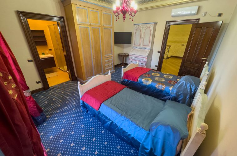 First floor: twin ensuite