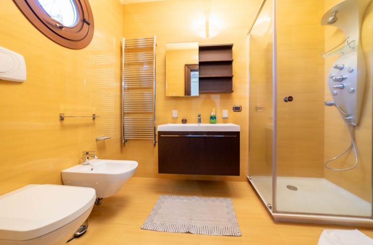 First floor: twin ensuite, bathroom