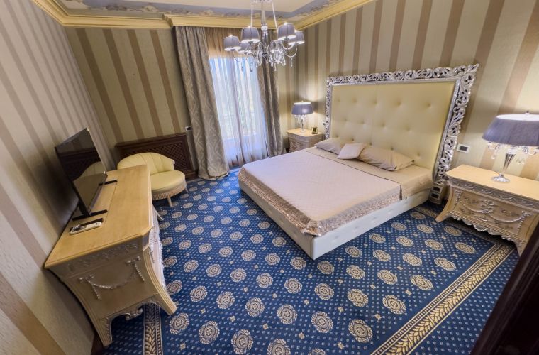 First floor: master ensuite