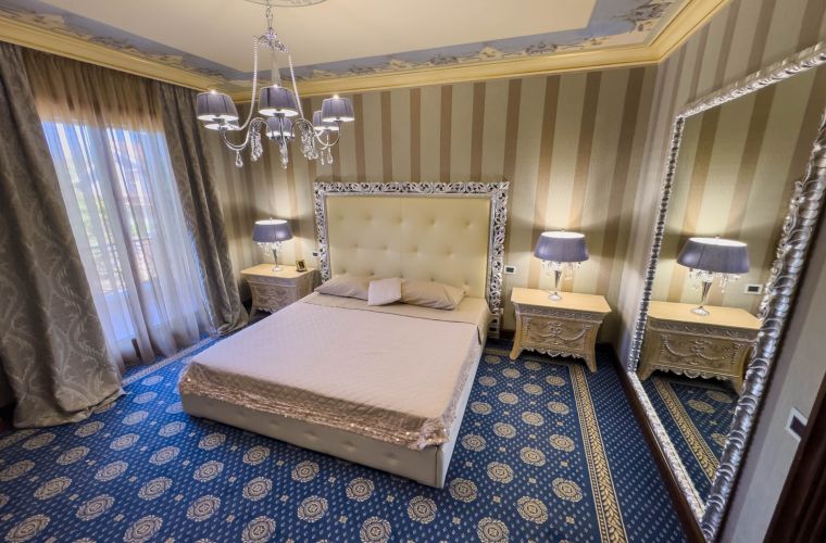 First floor: master ensuite