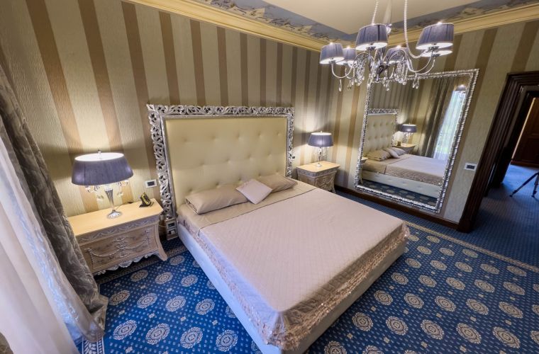 First floor: master ensuite