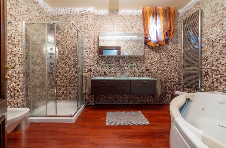First floor: master ensuite, bathroom