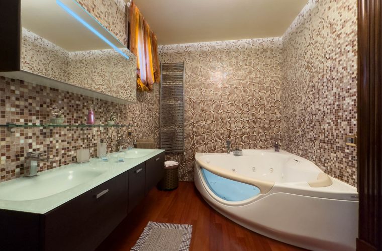 First floor: master ensuite, bathroom