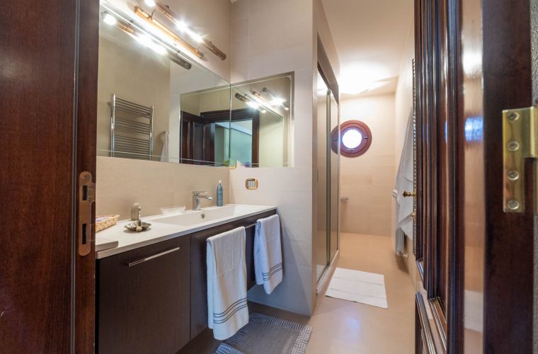 First floor: bathroom with shower by the twin