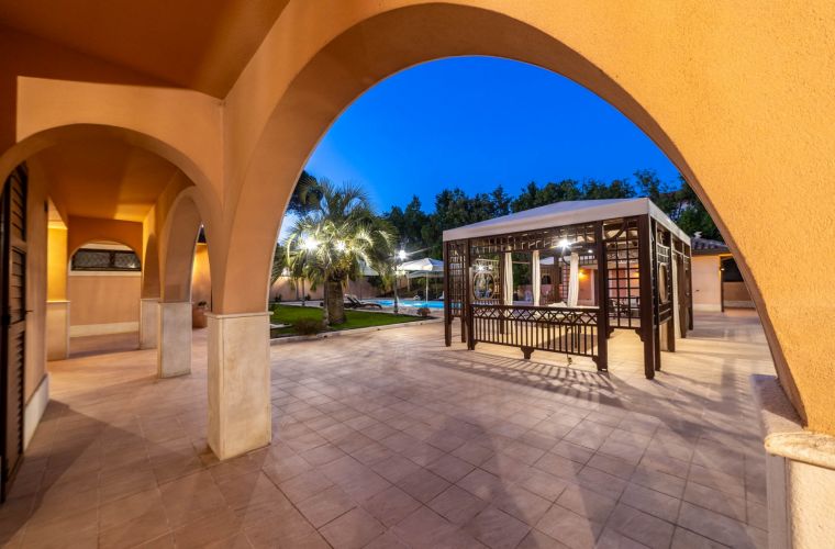 From the kitchen to the pool area