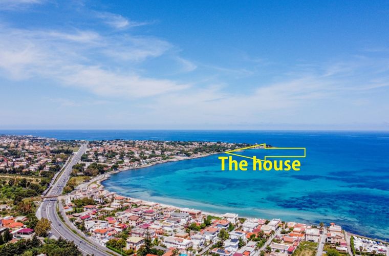The house is located inside the very luxurious Marinalonga residence, the most exclusive in the Palermo area.