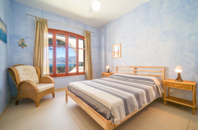 Bedroom facing the sea
