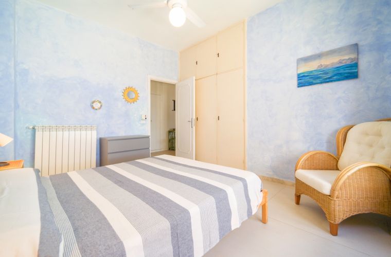 Bedrooms (5) and bathrooms (4): 4 double bedrooms (one en-suite); 1 twins; 2 bathrooms with shower; 1 bathroom