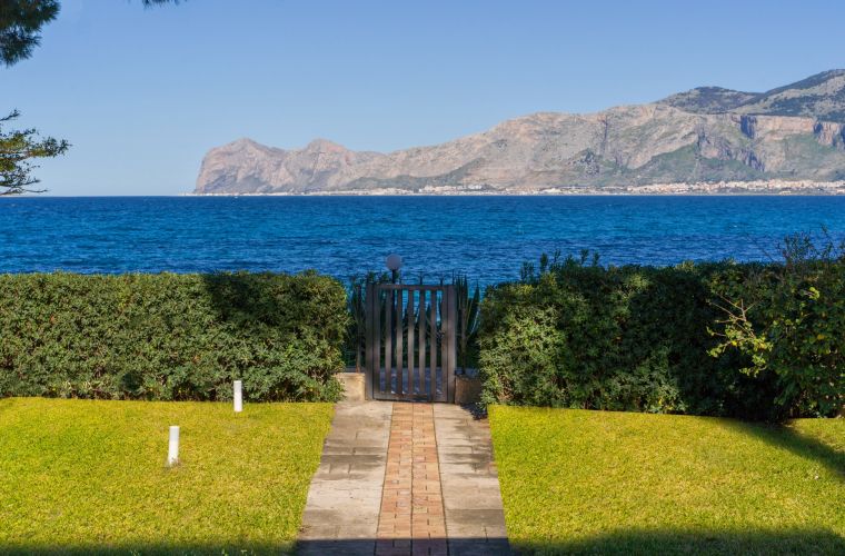 Path to the beach