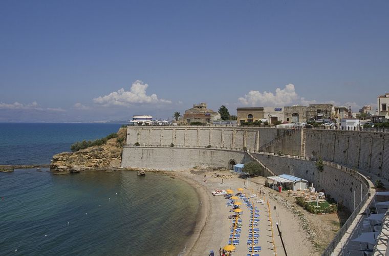Castellammare del Golfo beach, 5 km