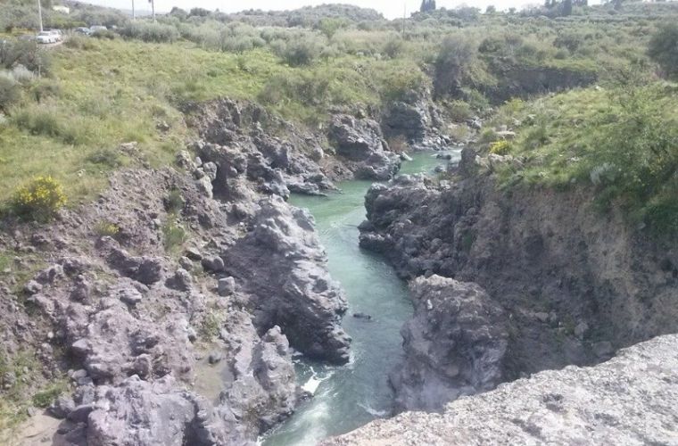 These gorges are gorges that have been formed by the thousands of encounters between lava stone from ancient eruptions and the water from the river, in this case, the Simeto.