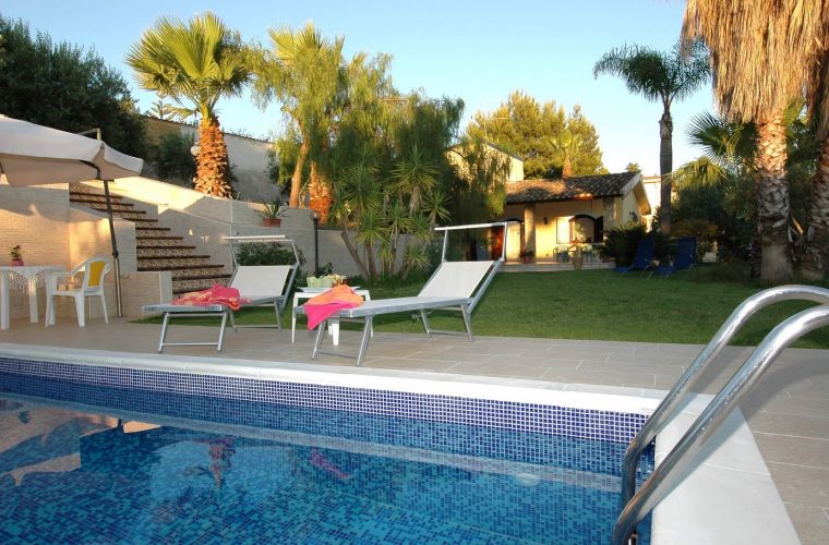 Mamma Claudia is a charming Sicily villa located in Trappeto, just 600 meters away from the beach.