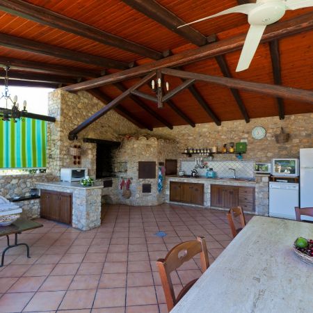 Close to the pool area we also find a comfortable BBQ area with kitchen, tables and benches.