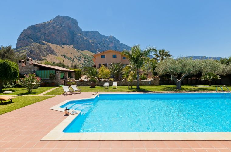 This Sicily villa in Palermo area, is located in Cinisi and has a great view on the Castellammare gulf.