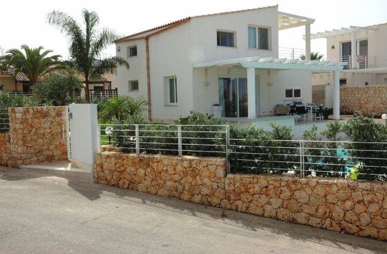The house is located between the towns of Alcamo Marina and Balestrate