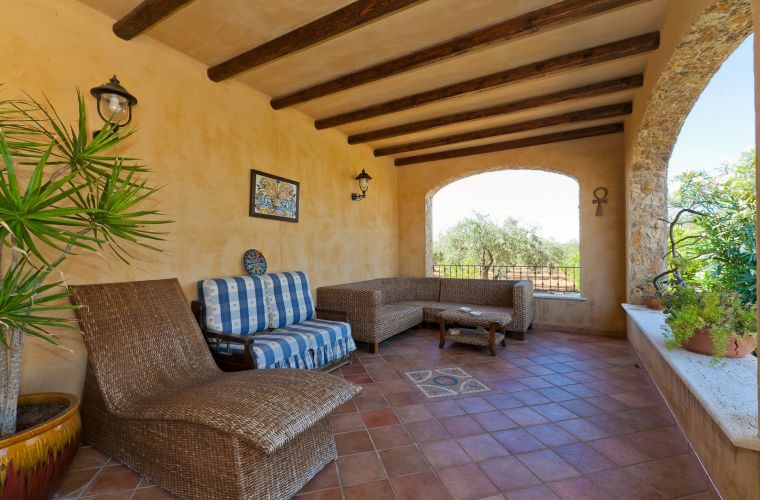 The large windows allow guests to enjoy the beautiful and lush vegetation that surrounds the villa and the wonderful colors of the flowers and plants that grow in the oasis.