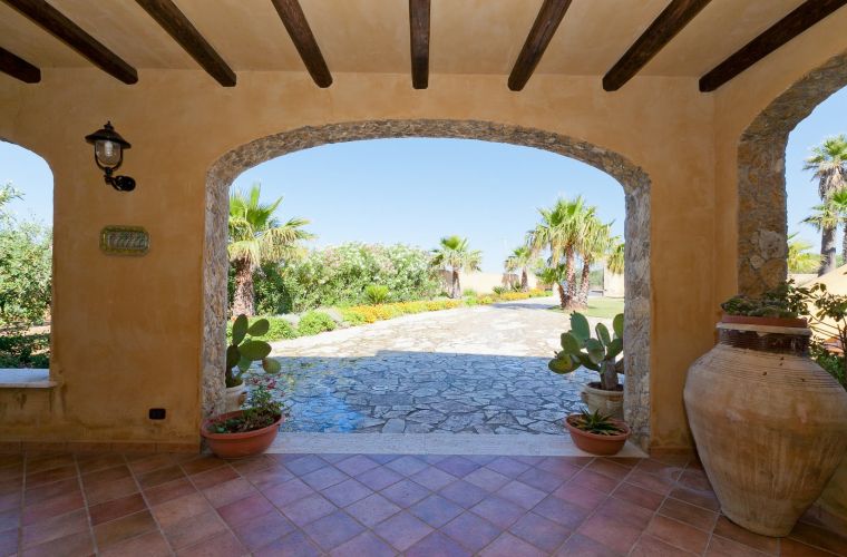 The villa is dipped in a property of 14,000 square meters of land, cultivated with olive groves, vineyards and fruit trees.