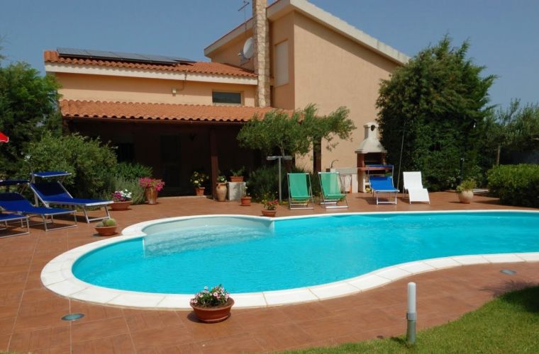 Sunny and quiet, the villa is surrounded by a beautiful garden with two patios and a large sun terrace next to the pool.