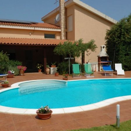 Sunny and quiet, the villa is surrounded by a beautiful garden with two patios and a large sun terrace next to the pool.