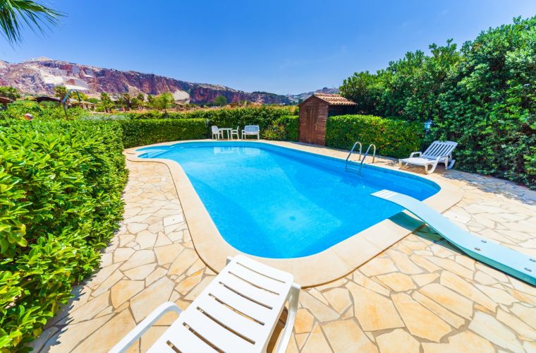 The beautiful pool facing Monte Cofano