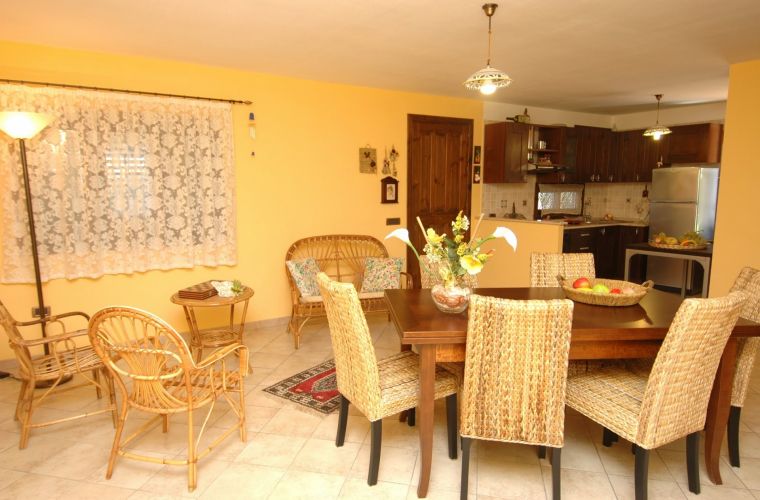 You access inside the bright living room, a cozy room furnished in a sober but elegant style.