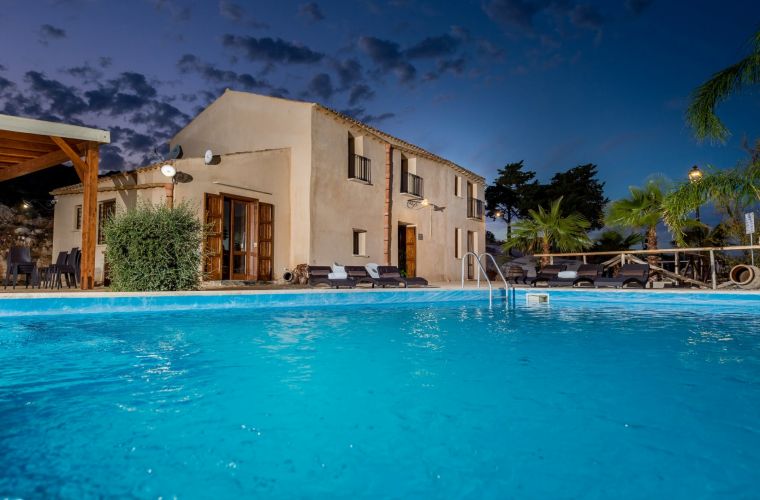 It’s a eighteen century charming and gorgeous farmhouse, placed in a quiet area in a dominat position on a hill called Livrere – an area next to Scopello, in western Sicily.